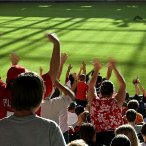 Efekt tłumu w sporcie – motywacja czy presja?