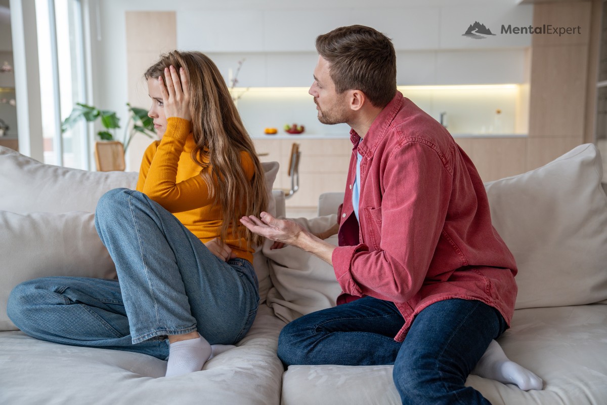 Mężczyzna rozmawiający z obrażoną kobietą - gaslighting
