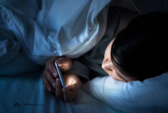 Bezsenność technologiczna – jak ekran psuje sen i jak to naprawić