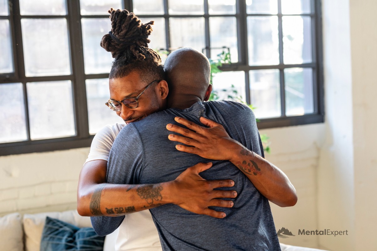 Dwóch mężczyzn obejmujących się