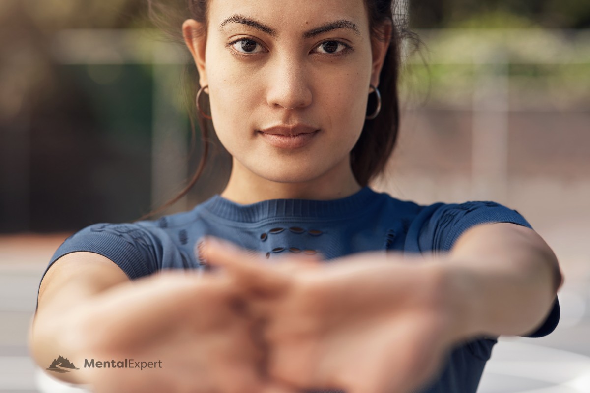 Kobieta rozciągająca ręce