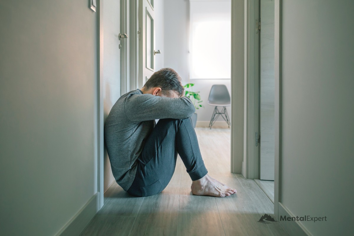 Załamany mężczyzna oparty o ścianę
