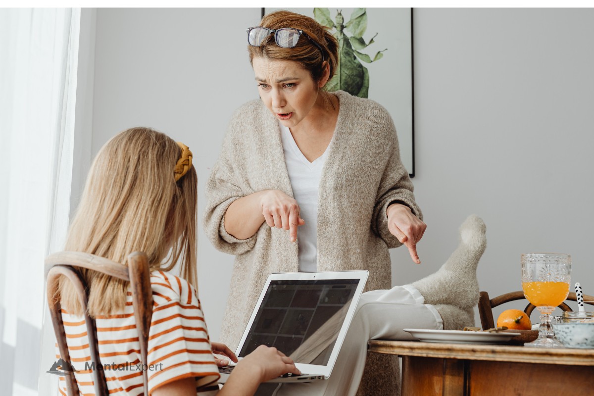 Dziewczynka siedząca w arogancki sposób przy stole - uzaleznienia behawioralne